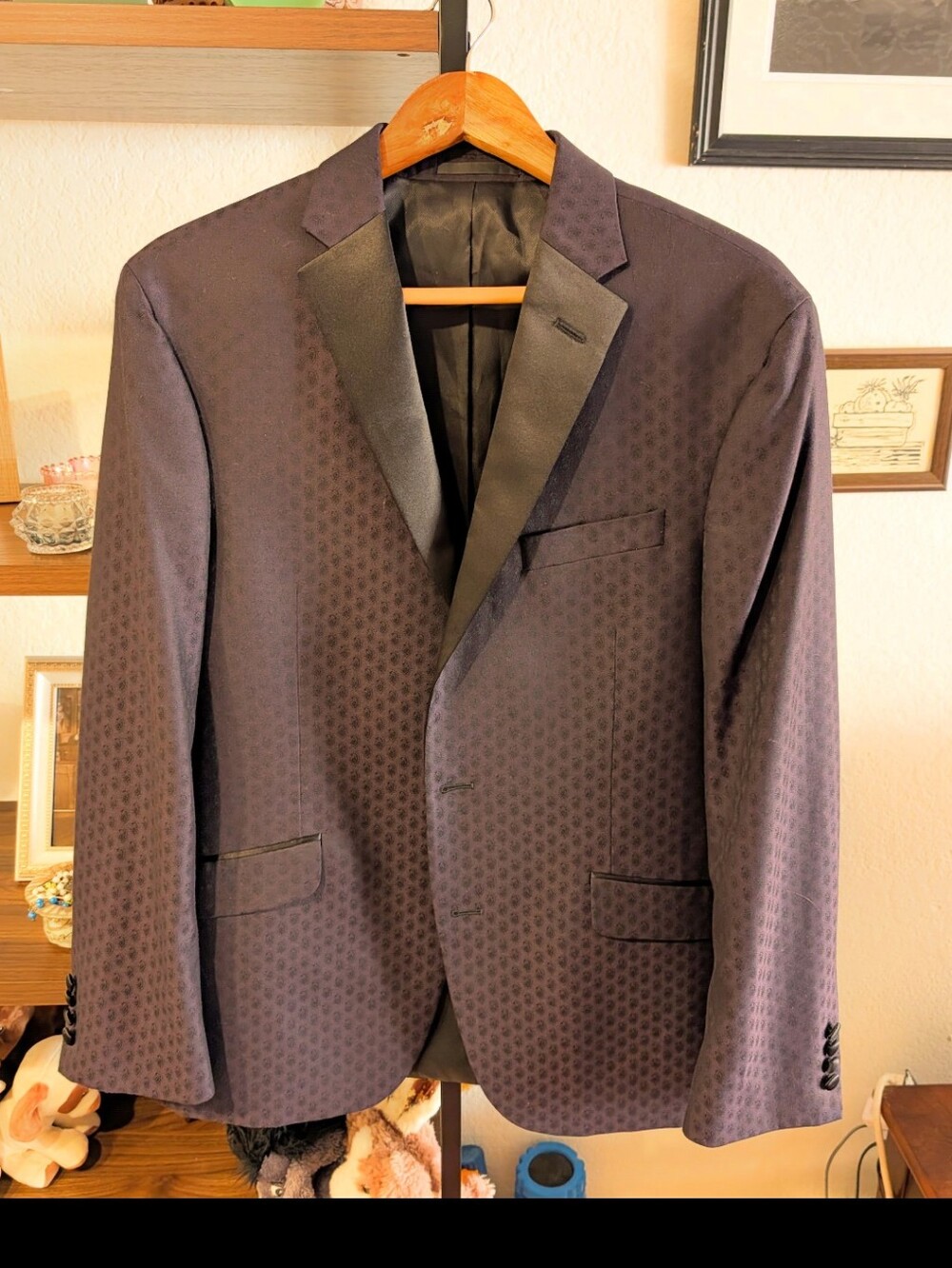 Mens fashion stylish sport coat. Purple paisley. Size 42 regular.